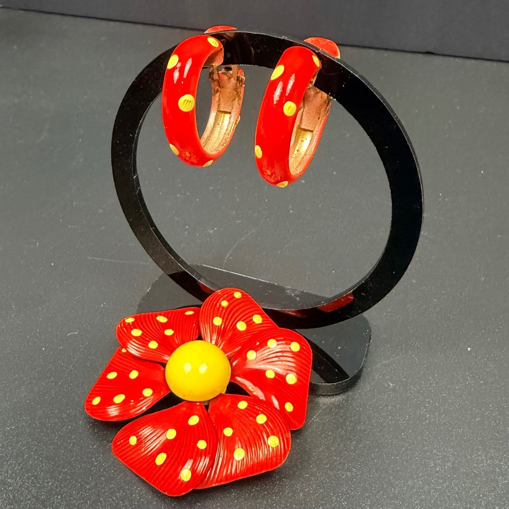 Vintage Red Yellow Polka Dot Enamel‎ Flower Brooch Hoop Clip Earrings 1960s